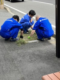 お店周りの掃除をしました！！